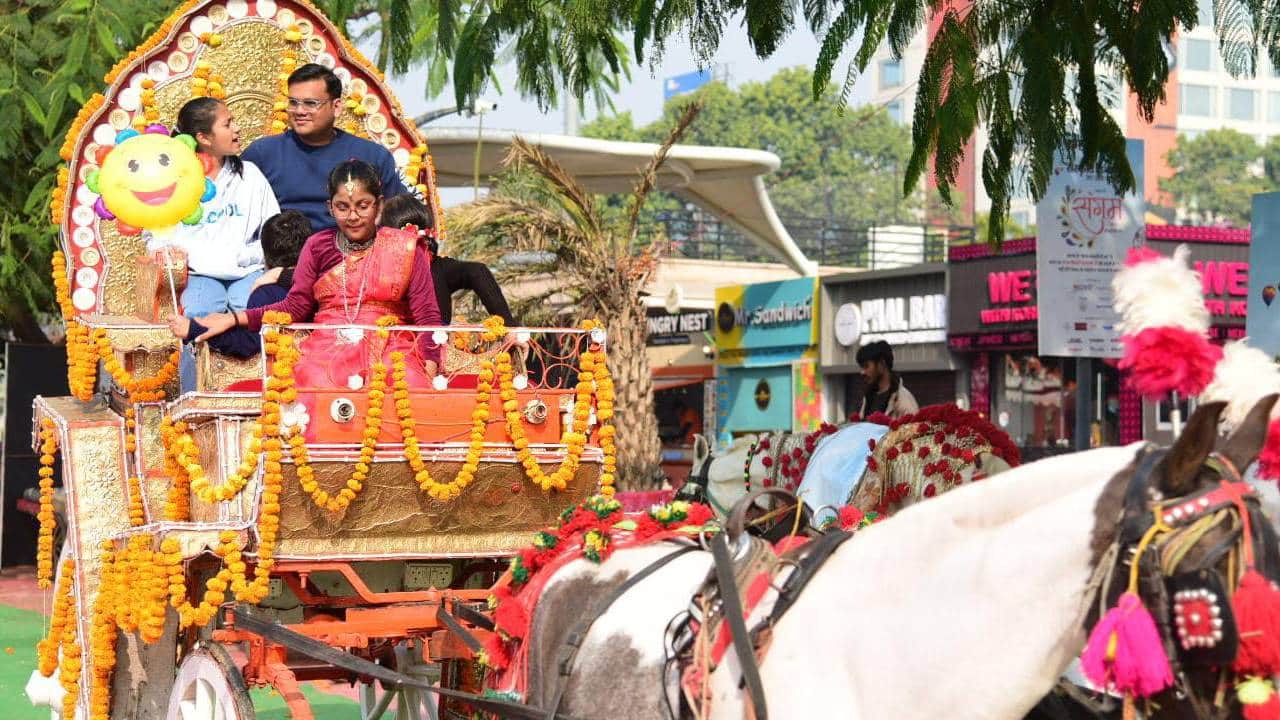 Amar Ujala Sangam: A world of cultures unfolds on the banks of the Gomti river; children enjoy camel rides...