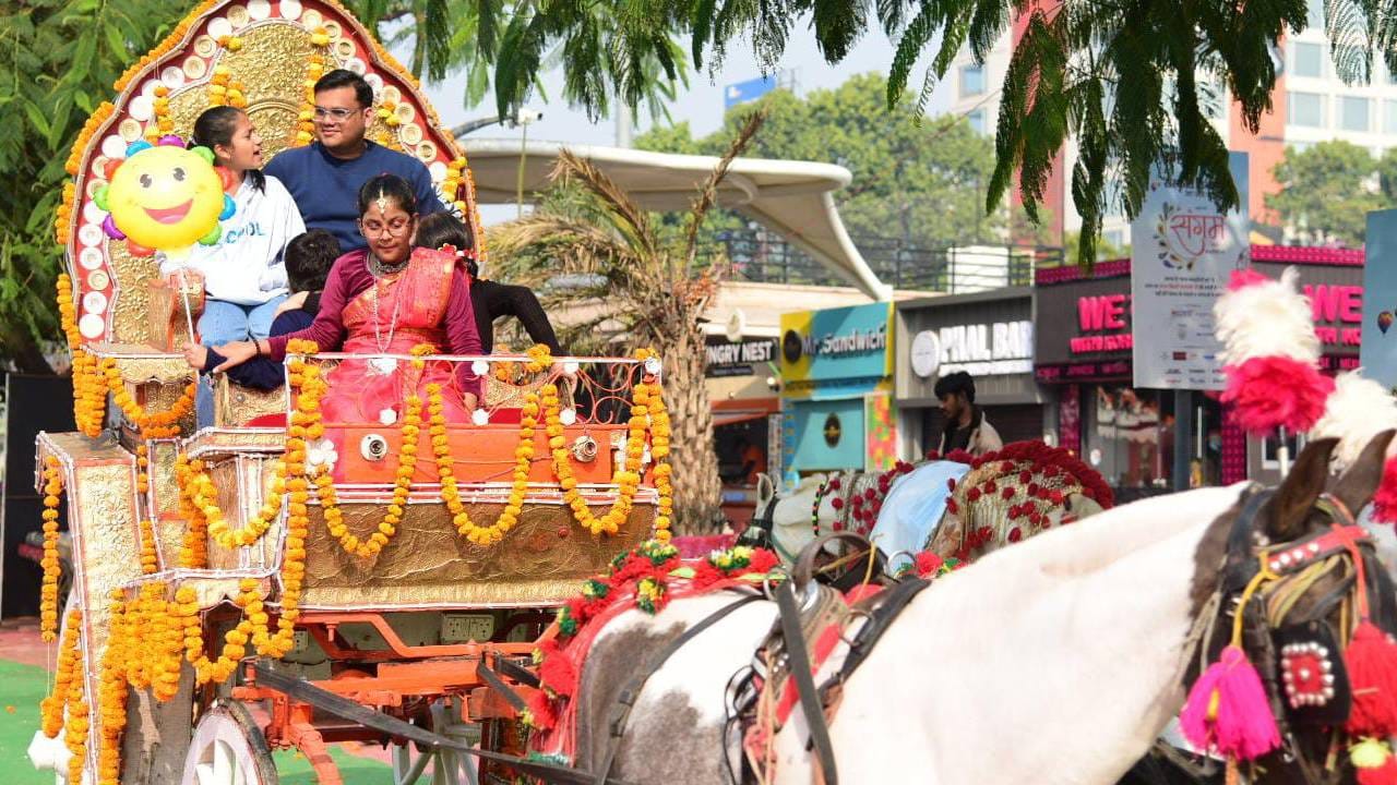 Amar Ujala Sangam: A world of cultures unfolds on the banks of the Gomti river; children enjoy camel rides...