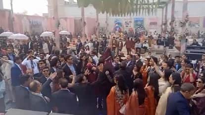 Meerut: Doctors took entry like Akshay Khanna of Dhurandhar, danced a lot when they met after 25 years