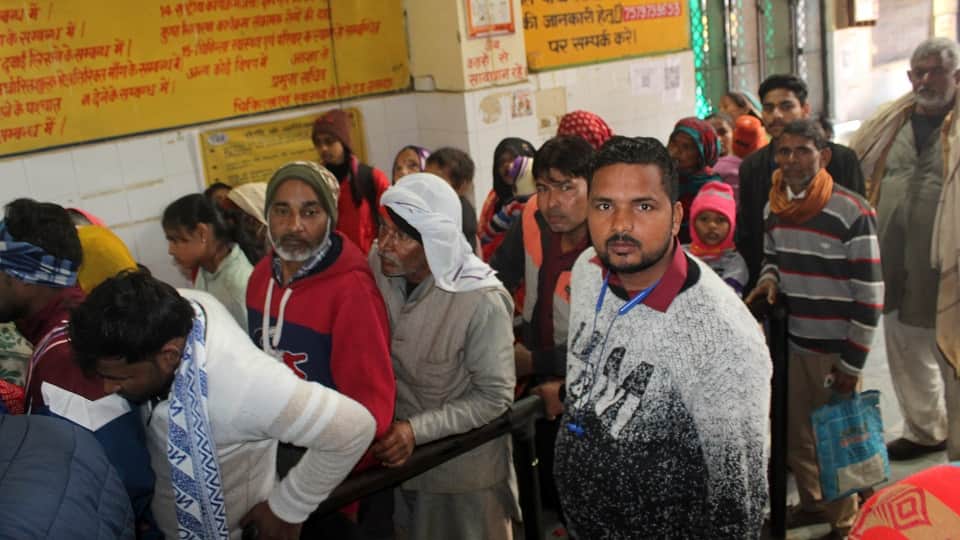 बागला जिला अस्पताल की ओपीडी में पर्चा बनवाने के लिए लगी मरीजों की कतार