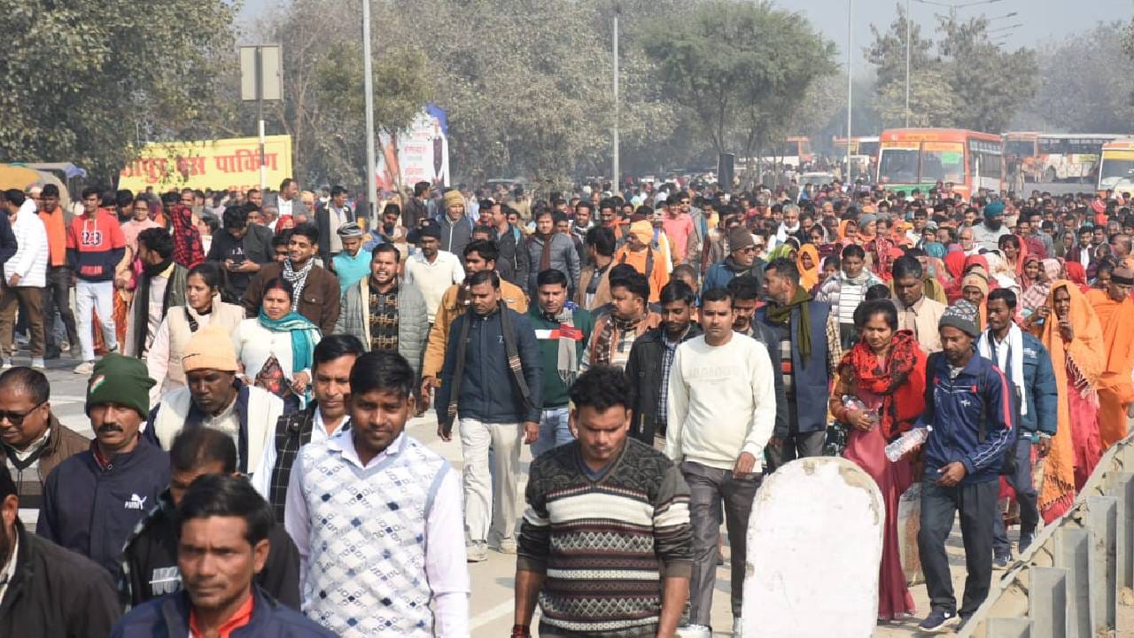 Lucknow: PM Modi to inaugurate statues; 150,000 people arrived in state-run buses, creating a massive gatherin
