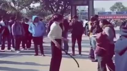 Meerut: When the girlfriend commented on the boyfriend, the girlfriend beat the student with a belt