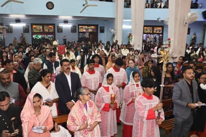 Indore News: Christmas celebrations in Indore, churches filled with faith, Santa Claus spreads happiness