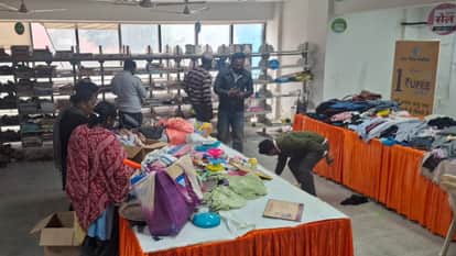 Goods being sold for one rupee in Chandigarh, crowds of buyers gathered