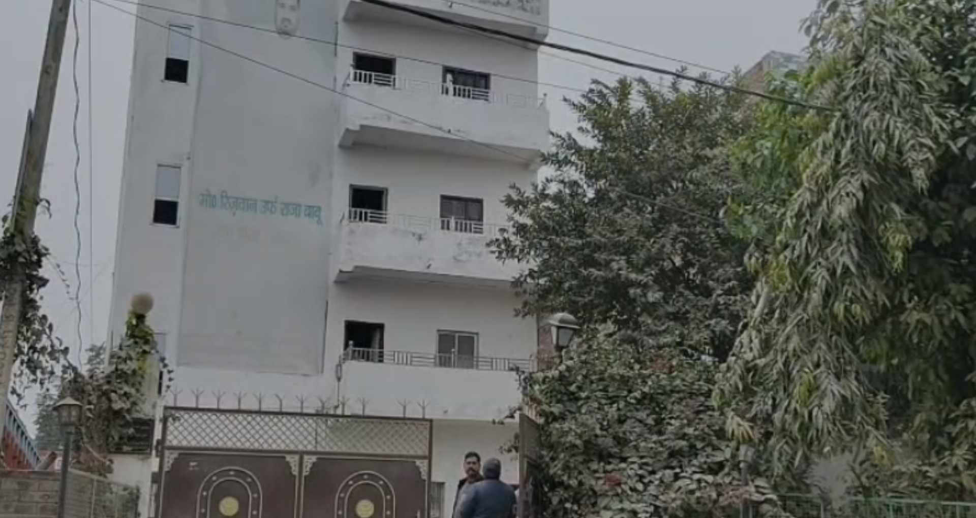 घर के बाहर खड़े लोग