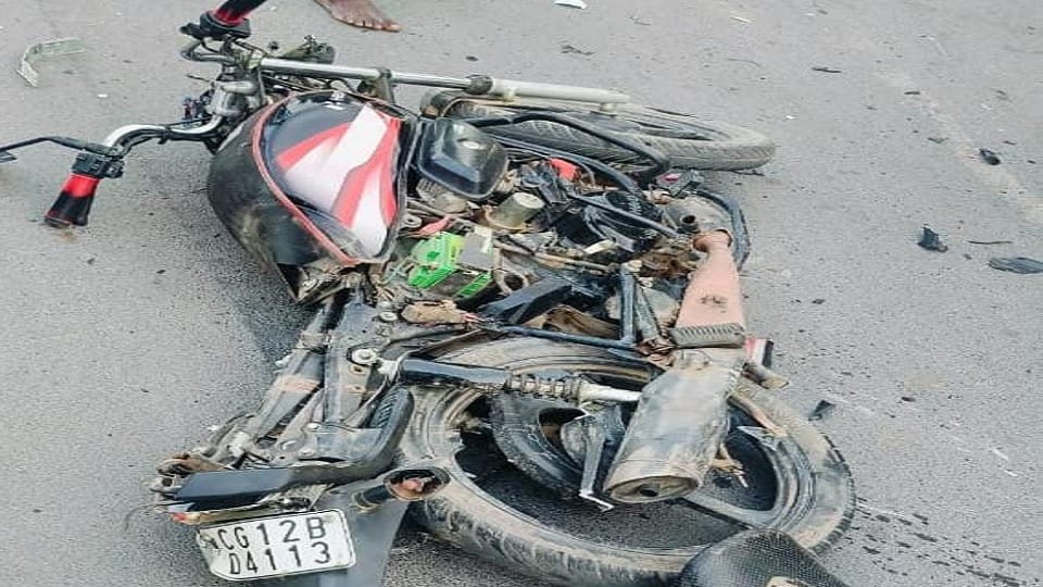 हादसे के बाद बाइक के उड़े परखच्चे