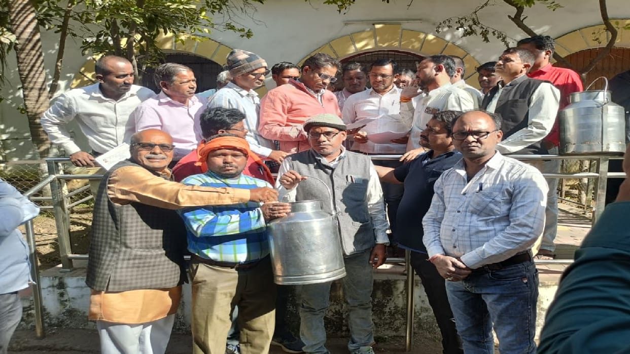 Yadav community submitted memorandum to Collector in protest against misleading advertisement of Vachan Dairy