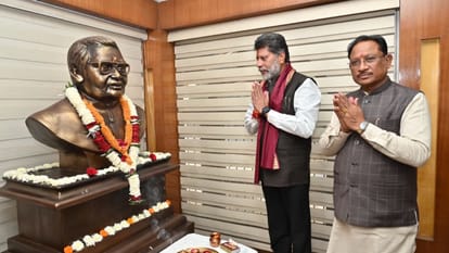 On birth anniversary of Atal Bihari Vajpayee, CM Vishnudev Sai paid tribute by offering floral tribute in CG