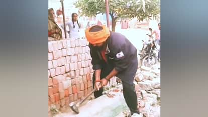Hindu organization activists demolished a shrine using hammers In Fatehpur
