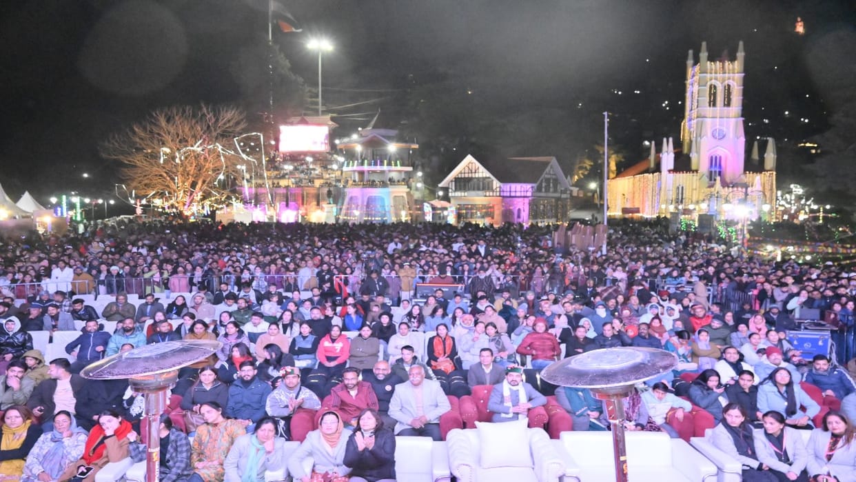 HP Tourism: Thousands of tourists flocked to Himachal Pradesh for Christmas, with expectations of business wor