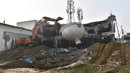 Five lakh rupees were spent in demolishing the illegal marriage hall in Bareilly