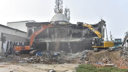 Five lakh rupees were spent in demolishing the illegal marriage hall in Bareilly