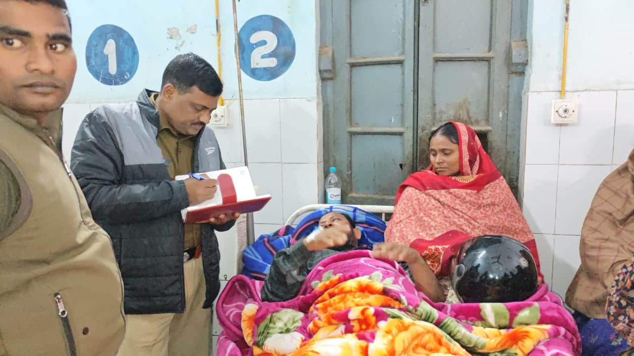 जांच पड़ताल करती पुलिस