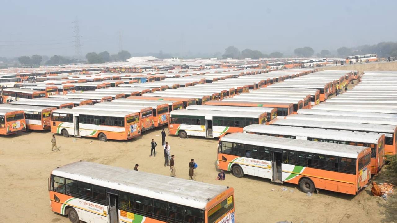 Lucknow: PM Modi to inaugurate statues; 150,000 people arrived in state-run buses, creating a massive gatherin
