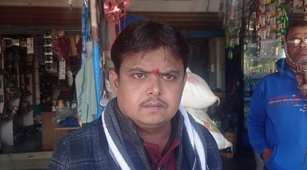 Kanpur Sari vendor robbed at gunpoint surrounded while returning home from Ratanpur market