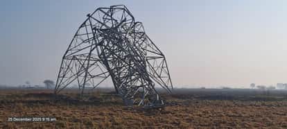 Jalaun 400 KV high tension tower suddenly collapsed eight electricity poles broke wires spread across road