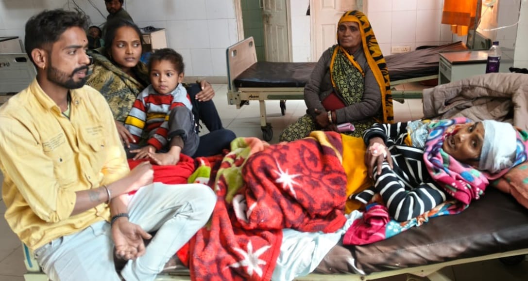 Orai An enraged hospital employee attacked a woman with a spoon after she asked for khichdi