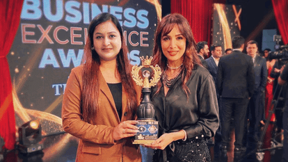 Sangeeta Sahu from Pendra-Bhilai was honored at a beauty expo in Bhopal