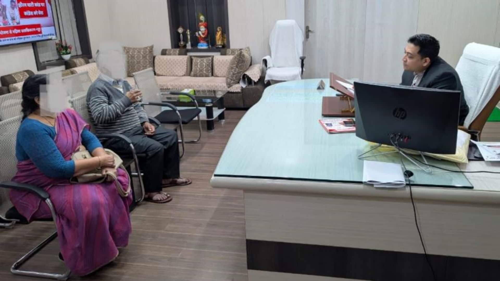 बुजुर्ग दंपति से समझाइश करते पुलिस अधीक्षक