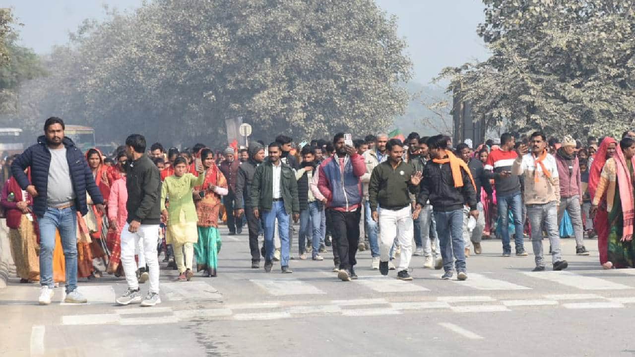 Lucknow: PM Modi to inaugurate statues; 150,000 people arrived in state-run buses, creating a massive gatherin