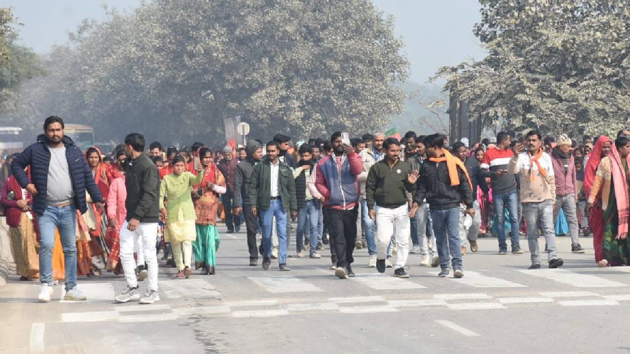 Lucknow: PM Modi to inaugurate statues; 150,000 people arrived in state-run buses, creating a massive gatherin