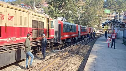 The panoramic Vistadome coach ran at a speed of 28 km/h on a 48-degree curve on the Kalka-Shimla track.