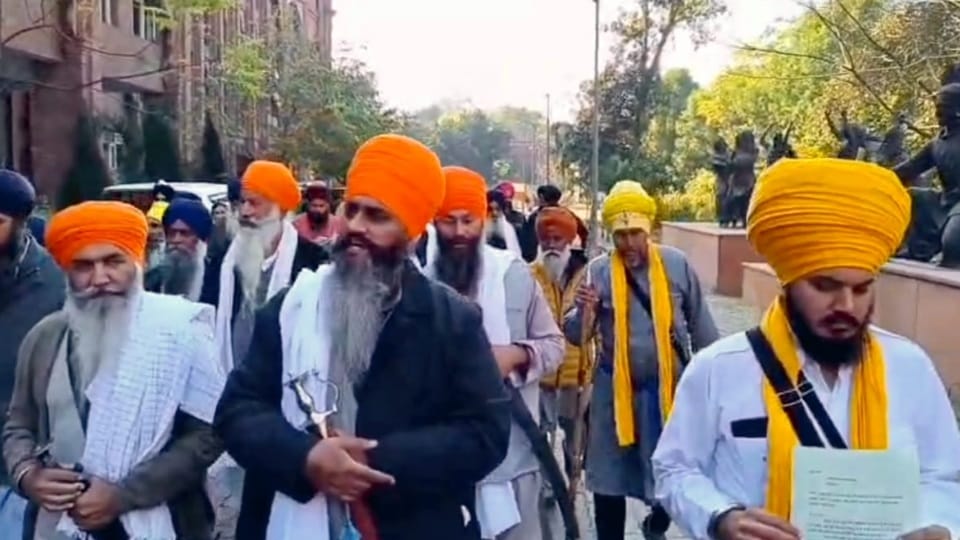 पुलिस कमिश्नर कार्यालय के बाहर सत्कार कमेटी का प्रदर्शन