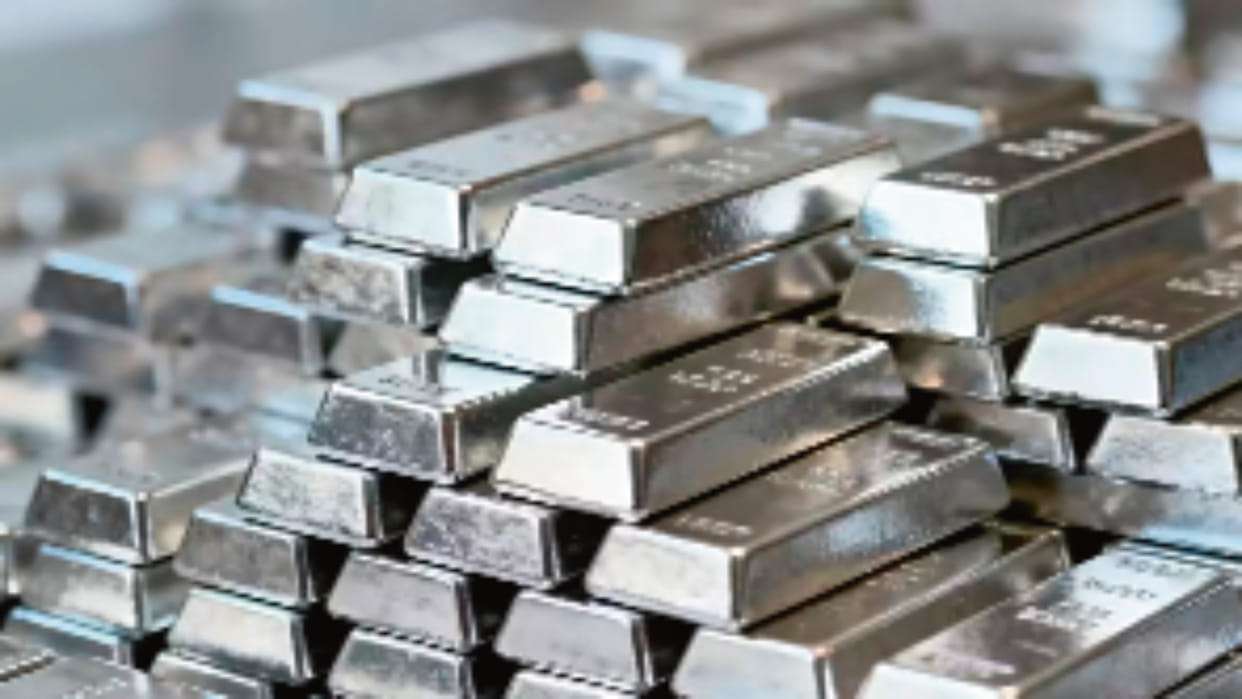 Silver prices surge, crossing Rs 2.50 lakh for first time