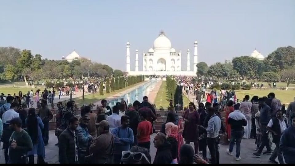 Taj Mahal was crowded with tourists on Christmas