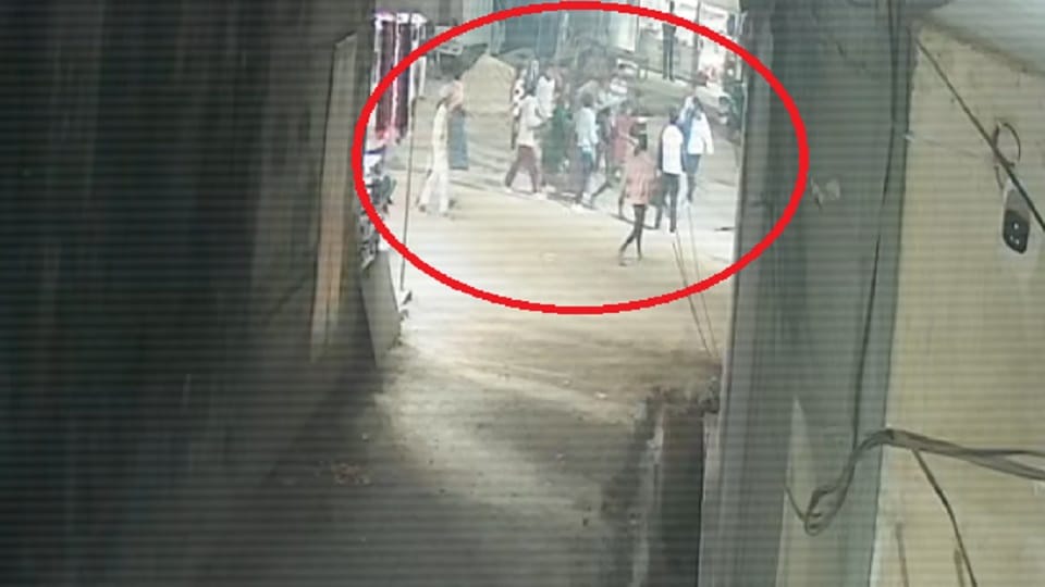 दो पक्षों में जमकर हुई मारपीट