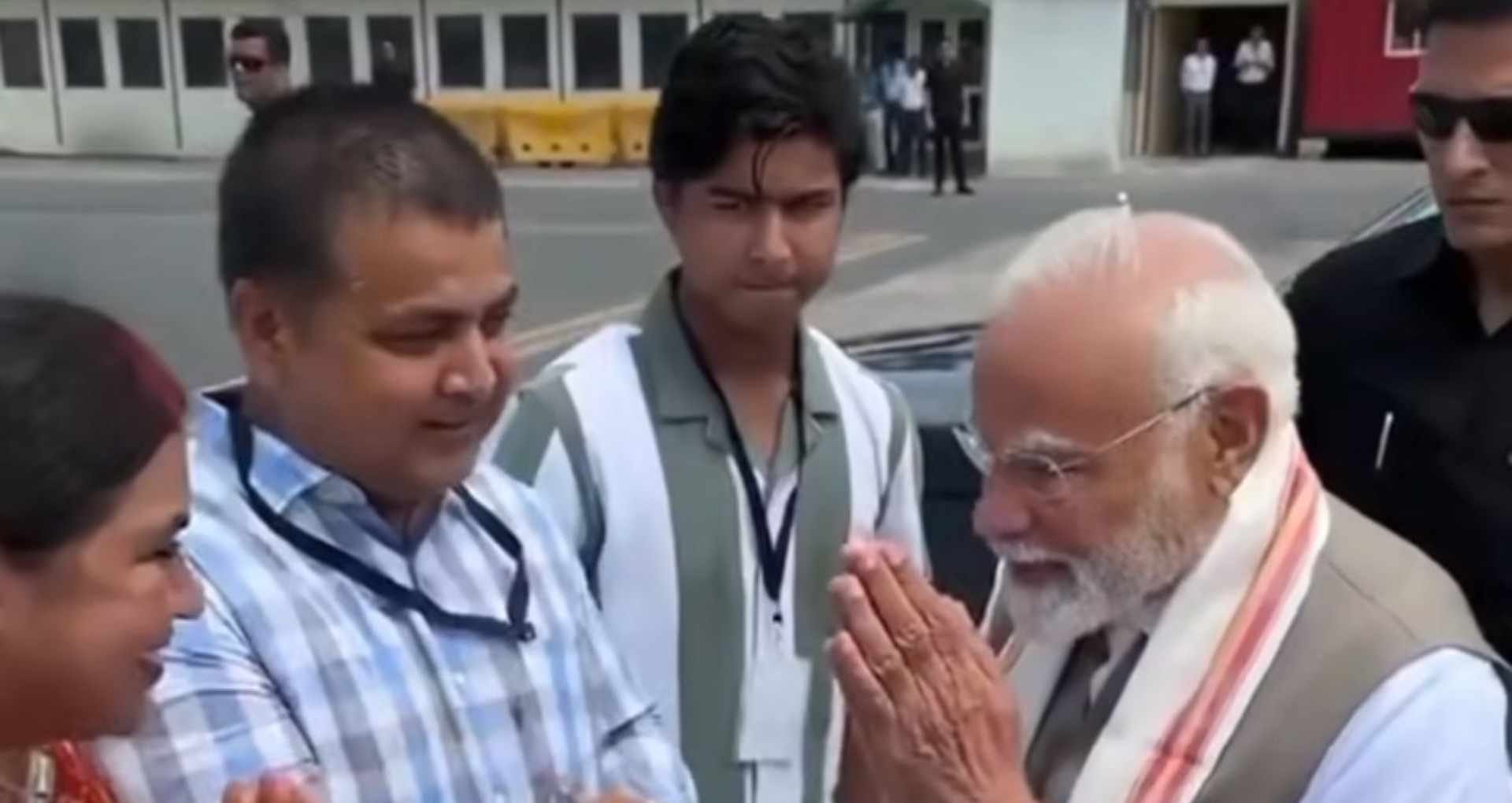 वैभव सूर्यवंशी के माता-पिता के साथ PM मोदी