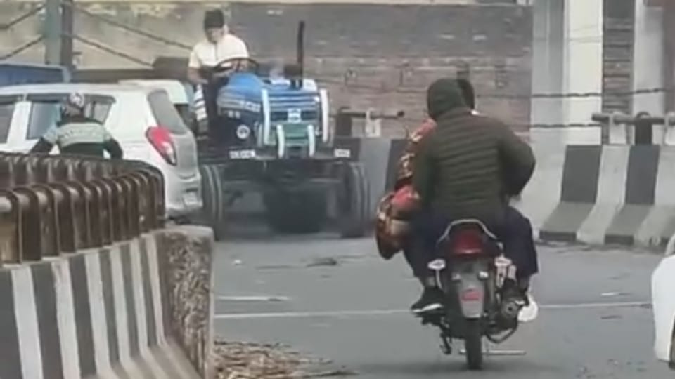 Firing on a police vehicle in Meerut notorious criminal Vinay Tyagi was hit by three bullets