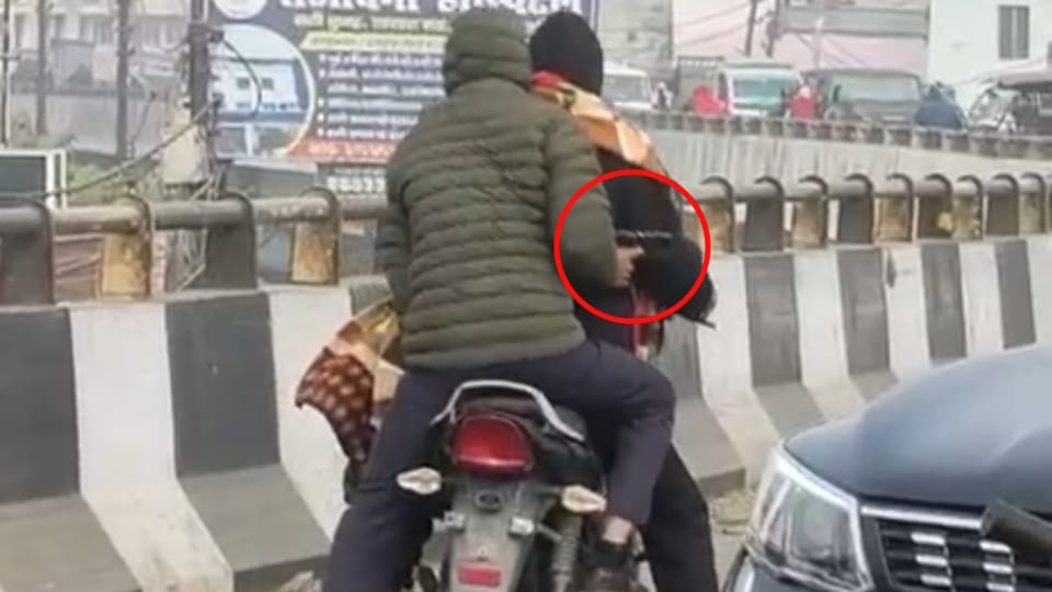 Firing on a police vehicle in Meerut notorious criminal Vinay Tyagi was hit by three bullets