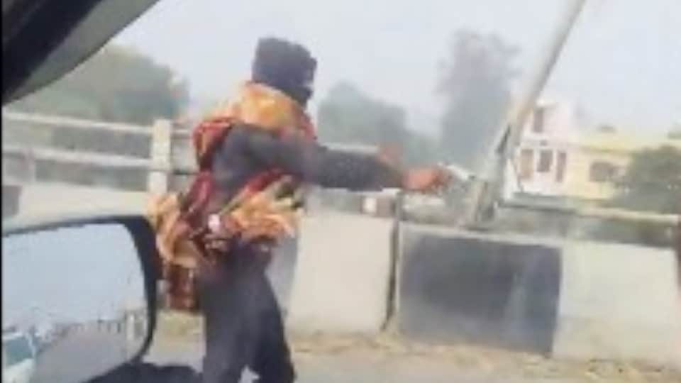 Firing on a police vehicle in Meerut notorious criminal Vinay Tyagi was hit by three bullets