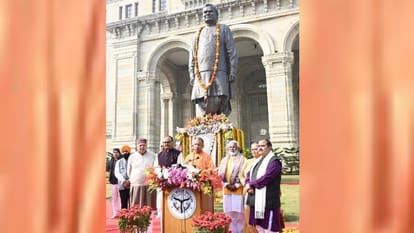 सीएम योगी ने अटल जी की प्रतिमा पर अर्पित की श्रद्धांजलि।