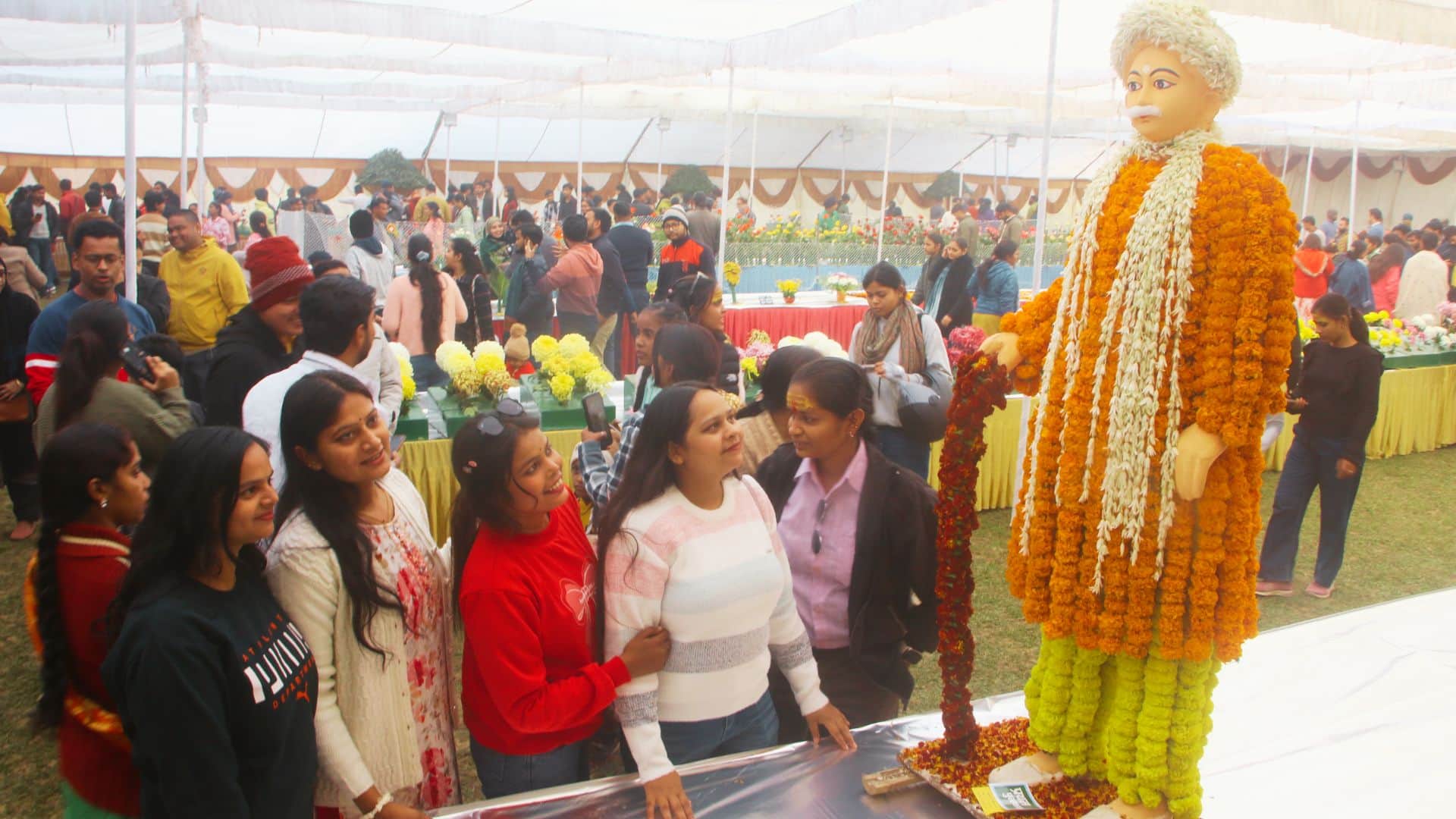 BHU flower exhibition featured floral Chandrayaan and flower-filled urn captivated everyone heart in varanasi