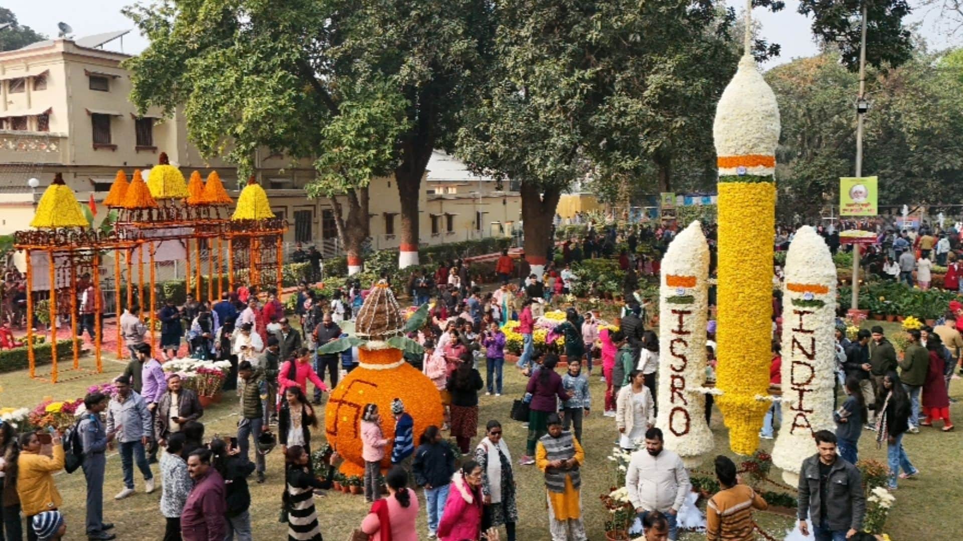 BHU flower exhibition featured floral Chandrayaan and flower-filled urn captivated everyone heart in varanasi