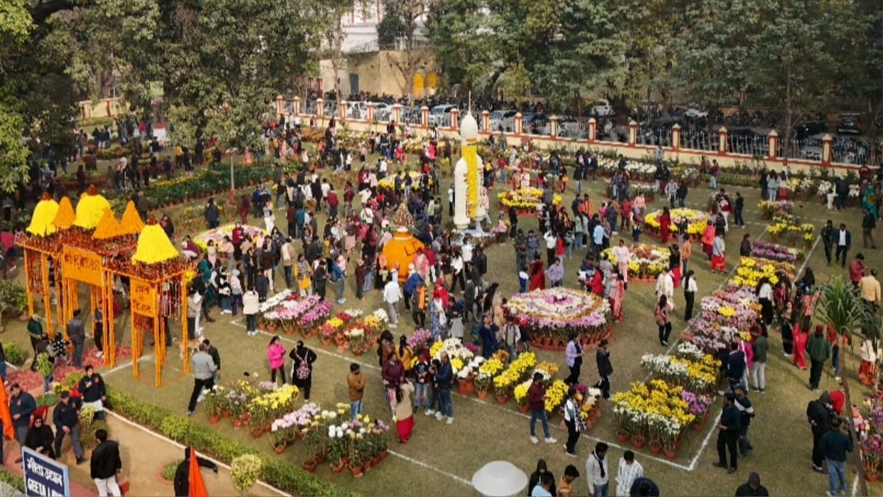 BHU flower exhibition featured floral Chandrayaan and flower-filled urn captivated everyone heart in varanasi