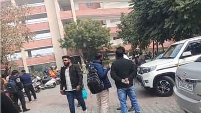 bomb threat to Chandigarh district court dog squad and bomb detection team conducting search