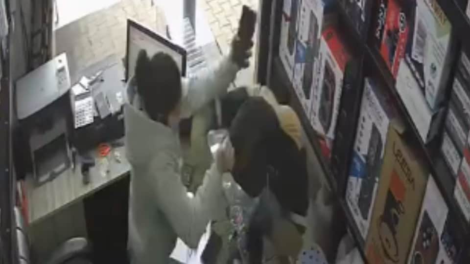 चाकू लेकर दुकान में आए लुटेरे से भिड़ गई युवती।