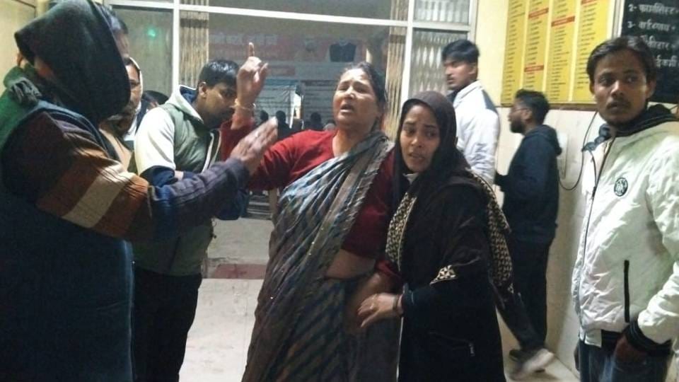 girl died after being hit by Vande Bharat train in Raebareli her caretaker woman was in critical condition