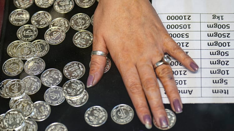 Gold Silver Rates: рдЪрд╛рдВрджреА рдХреА рдРрддрд┐рд╣рд╛рд╕рд┐рдХ рдЫрд▓рд╛рдВрдЧ; рднрд╛рд╡ 2.36 рд▓рд╛рдЦ рд░реБрдкрдпреЗ рдХреЗ рдкрд╛рд░, рд╕реЛрдирд╛ рднреА рд░рд┐рдХреЙрд░реНрдб рдКрдВрдЪрд╛рдИ рдкрд░