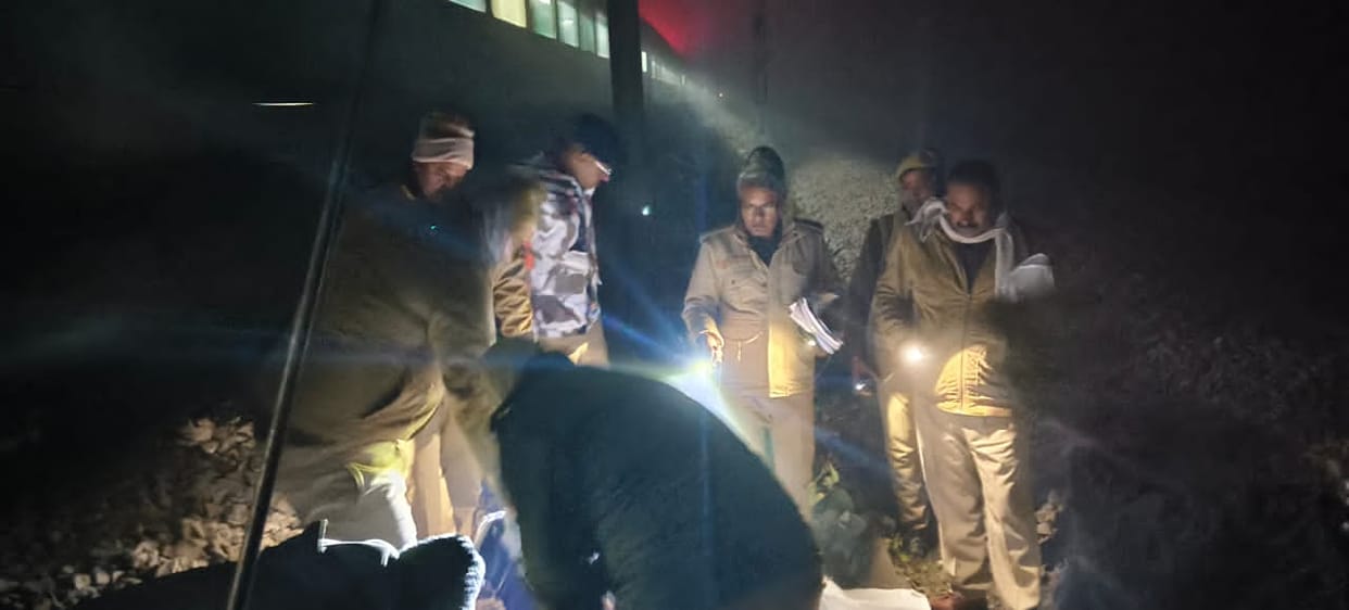 Gonda: A woman committed suicide by jumping in front of a train, and her lover's body was found hanging