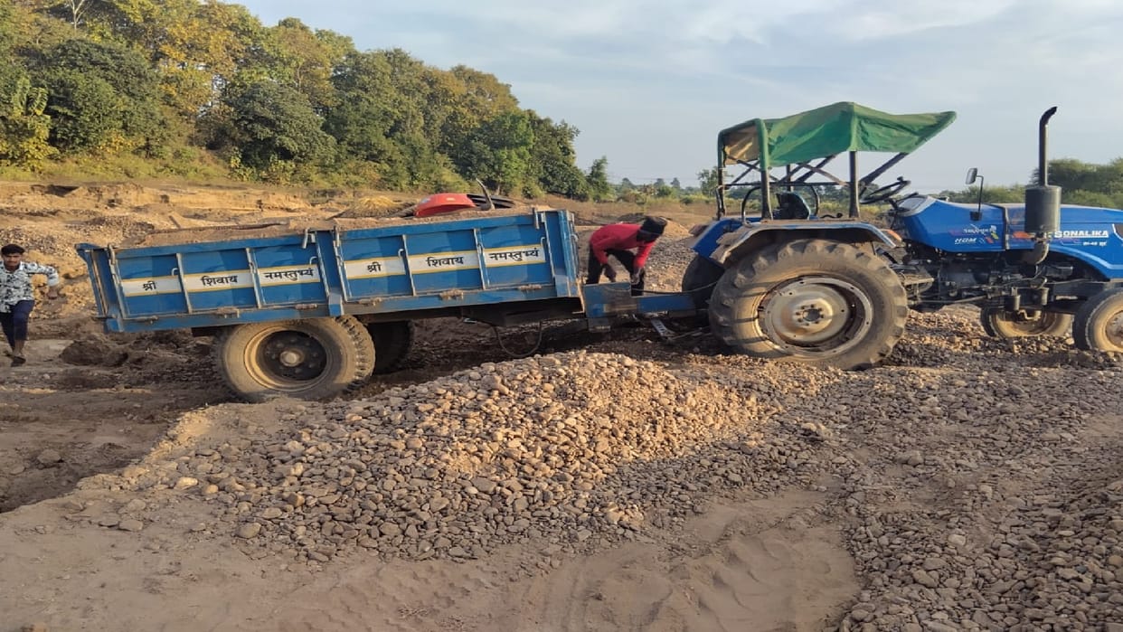 Major action taken against illegal sand mining, five tractor-trolleys seized in Chhattisgarh