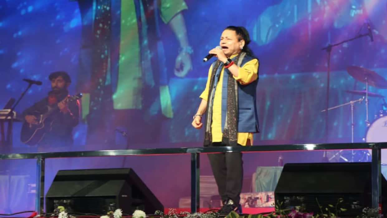 Chaos at Kailash Kher's show in Gwalior, crowd became uncontrollable and broke barricades
