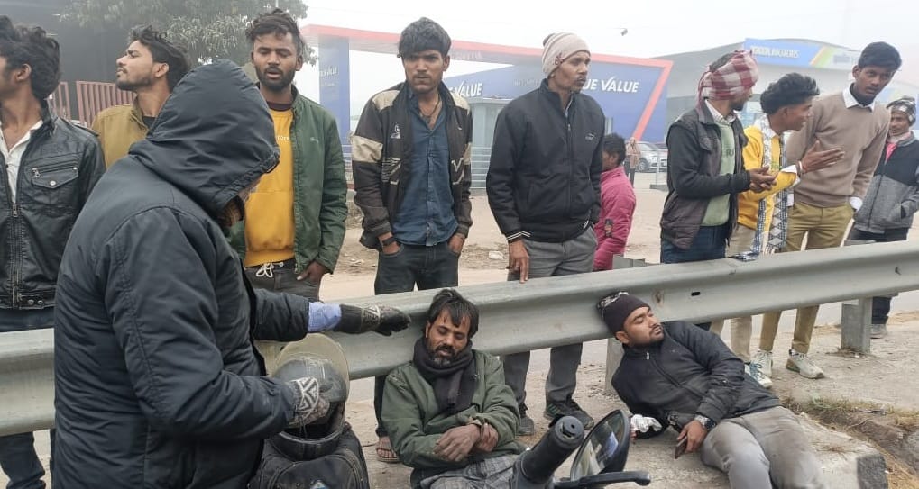 Kanpur Mobil oil spilled on the national highway injuring more than 12 riders leading to massive traffic jam