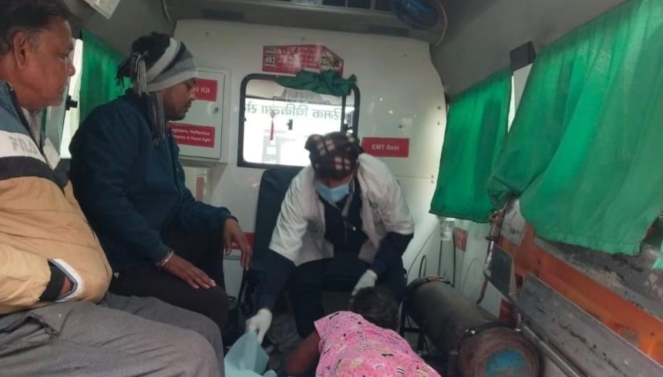 Fatehpur A womans saree caught fire while she was warming herself by a bonfire she suffered serious burns