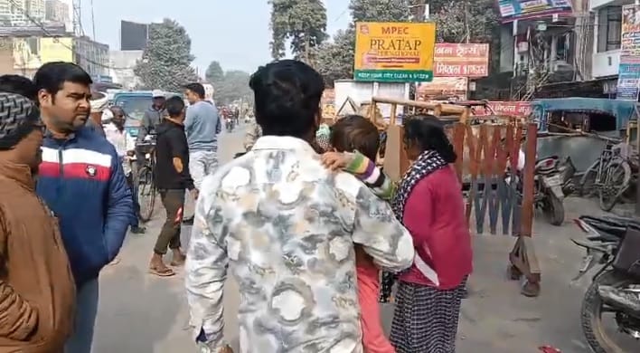 Kanpur Kalyanpur Panki Road police outpost turned into a battleground  women hurled shoes and slippers