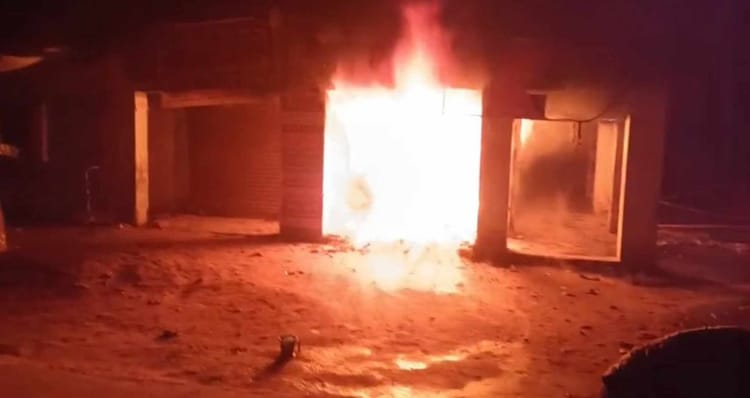 Bihar News: कॉस्मेटिक दुकान में लगी भीषण आग, लाखों का सामान जलकर राख