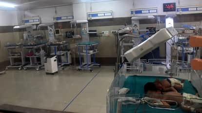 Two pregnant women treatment on one bed in Aligarh women hospital